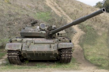 toprağa yetiştirilen ölü tank