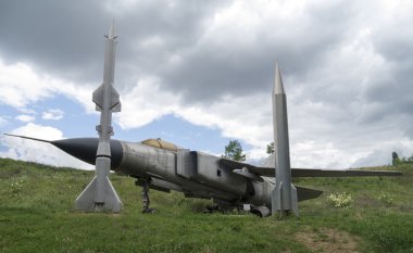 bir müzede savaş uçağı