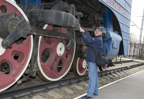 機械工修理蒸気機関車 — ストック写真