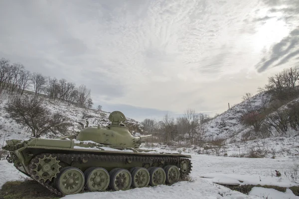Одинокий танк на рассвете — стоковое фото