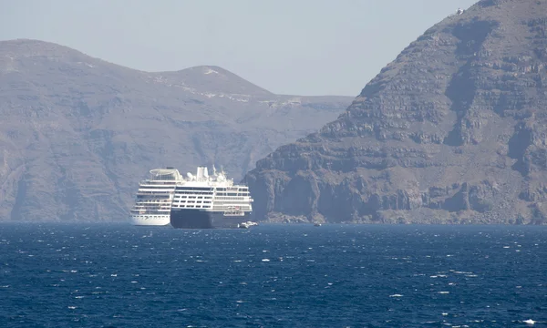 Navios turísticos sobre a ilha de Santorini — Fotografia de Stock