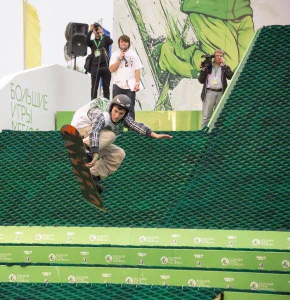 Rostov-on-Don, Russia, September 26, 2013 - The athlete jumps on — Stock Photo, Image