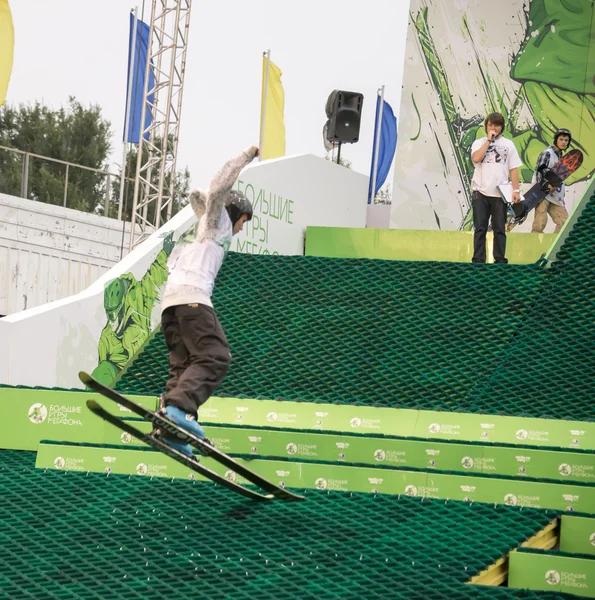 Ростов-на-Дону, Россия, 26 сентября 2013 года - Спортсмен прыгает на — стоковое фото