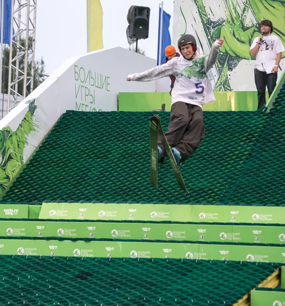 Rostov-on-Don, Rússia, 26 de setembro de 2013 - O atleta pula — Fotografia de Stock