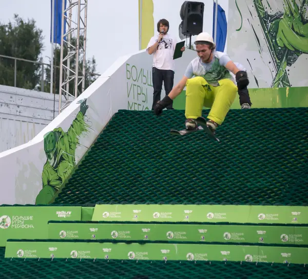 Rostov-on-Don, Russia, September 26, 2013 - The athlete jumps on — Stock Photo, Image