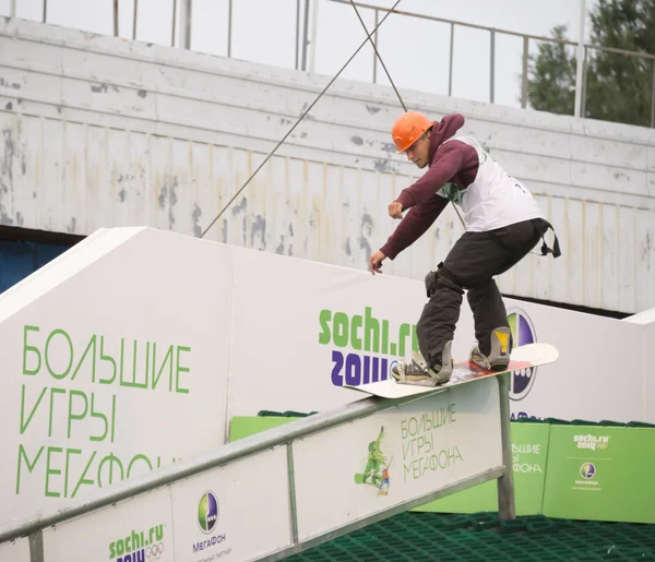 Rostov-on-Don, Russia, September 26, 2013 - The athlete jumps on — Stock Photo, Image