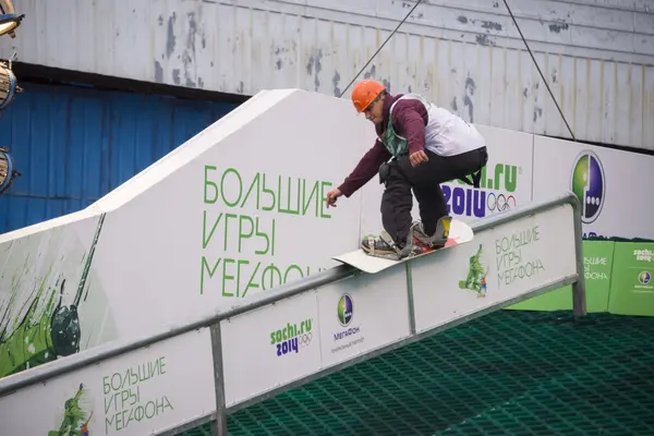 Rostov-on-Don, Russia, September 26, 2013 - The athlete jumps on — Stock Photo, Image