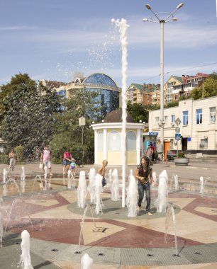 Rostov-on-Don, Rusya Federasyonu-Ağustos 28 - bir kız kıçı fıskiyesini kapsar.