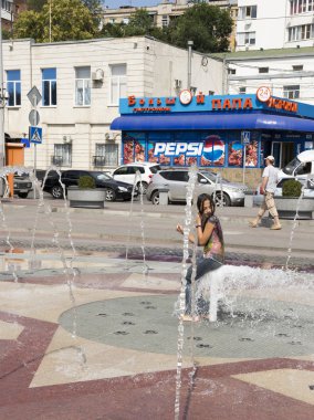 Rostov-on-Don, Rusya Federasyonu-Ağustos 28 - bir kız kıçı fıskiyesini kapsar.