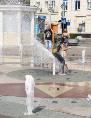 Rostov-on-Don, Rusya Federasyonu-Ağustos 28 - bir kız kıçı fıskiyesini kapsar.