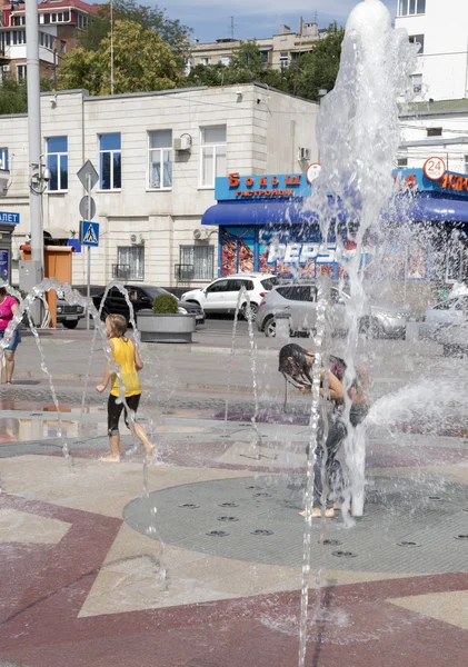 ROSTOV-ON-DON, RUSSIA-AGOSTO 28 - Una ragazza si copre la fontana del culo — Foto Stock