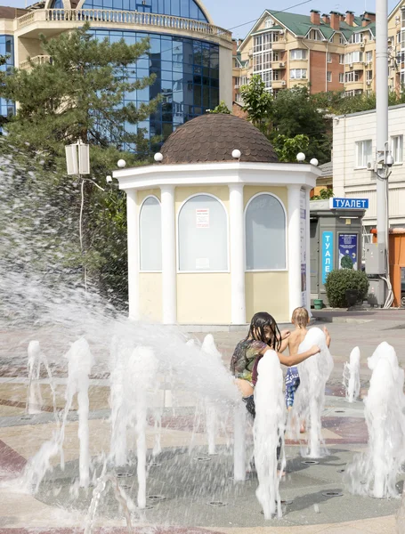 ROSTOV-ON-DON, RUSSIA-AGOSTO 28 - Una ragazza si copre la fontana del culo — Foto Stock
