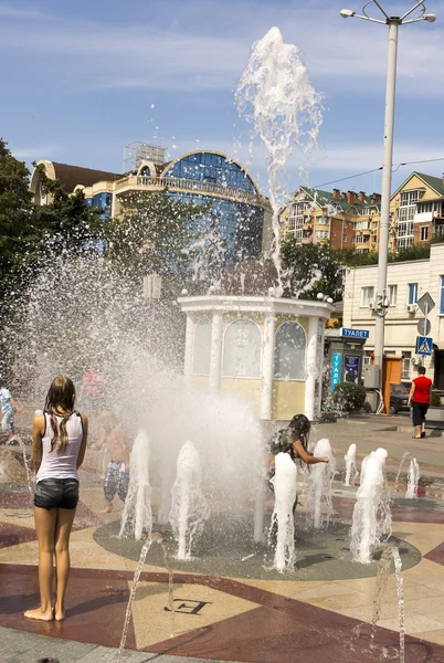 ROSTOV-ON-DON, RUSSIA-AGOSTO 28 - Una ragazza si copre la fontana del culo — Foto Stock