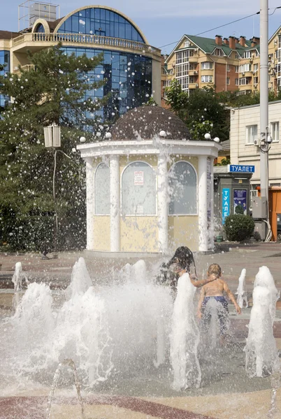 ROSTOV-ON-DON, RUSIA-28 DE AGOSTO - Una chica cubre su fuente de culo — Foto de Stock