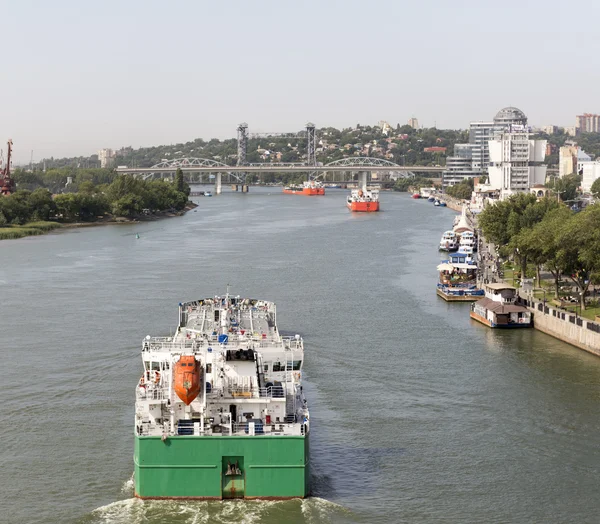 Multi-colored ships pass under the drawbridge — Stock Photo, Image