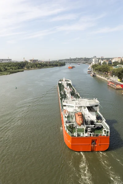 Multi-gekleurde schepen passeren onder de ophaalbrug — Stockfoto
