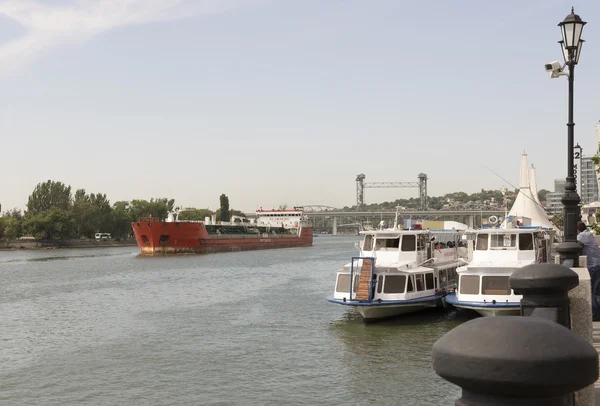 Δεξαμενόπλοιο ακολουθεί κατά μήκος της όχθης του ποταμού Ντον — Φωτογραφία Αρχείου