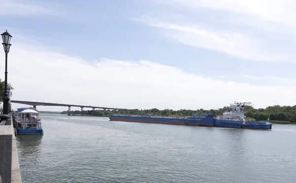 Tank volgt langs de oevers van de rivier don — Stockfoto