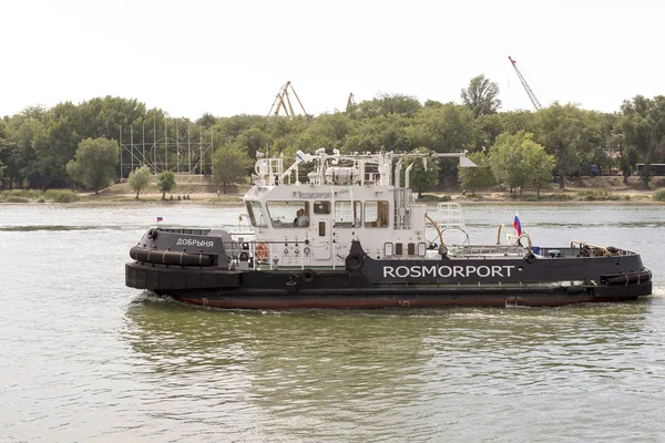 ROSTOV-ON-DON, RÚSSIA-AGOSTO 24 - Barco de rebocador descendo o rio — Fotografia de Stock