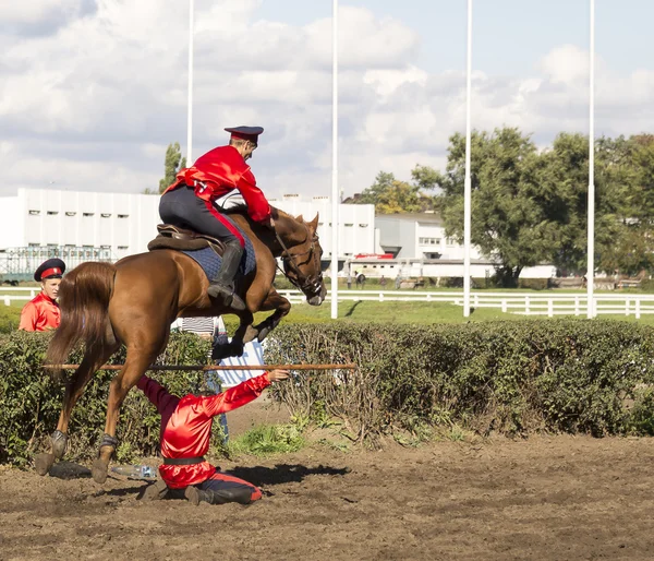 ROSTOV-ON-DON, RUSSIA-SEPTEMBER 22 - The horseman on a horse jum — Stock Photo, Image