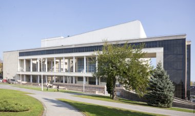 gençlerin birbirlerini resimleri parkta alarak duvara yakın soğutucu camekan inci