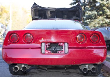 kırmızı araba arkasında - sonbahar