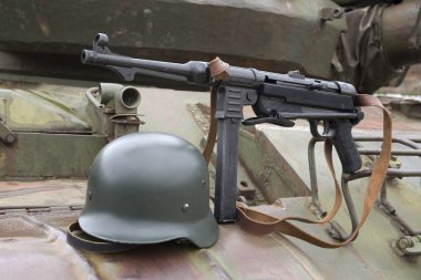 Alman schmeisser hafif makineli silah ve zırh kask