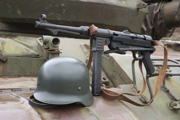 Pistolet maszynowy schmeisser niemiecki i hełm na pancerz — Zdjęcie stockowe