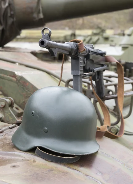 독일 schmeisser 기관단총 및 헬멧의 갑옷에는 — 스톡 사진
