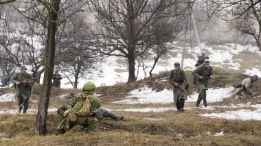 Rus ajanı ve Alman askerleri arasında kavga