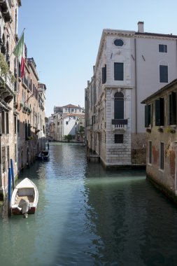 görünümü ile gondol Venedik sokaklarında. İtalya