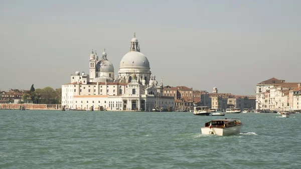 Vista de la Iglesia de Santa Maria della Salute desde el barco. Ve. — Foto de Stock