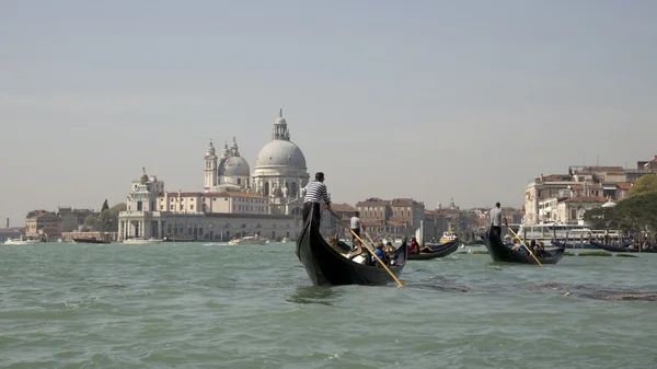 Pohled na kostel santa maria della salute ze člunu. ve — Stock fotografie