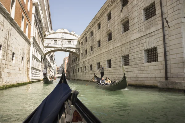 Veduta del Ponte dei Sospiri verso la gondola. Venezia. Italia — Foto Stock