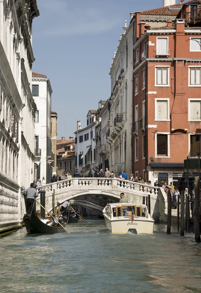 Veduta delle vie di Venezia con gondole. Italia — Foto Stock