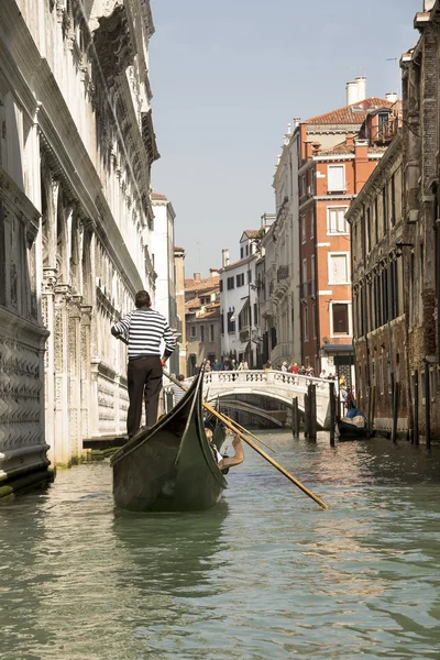 Vedere Rio de Palazzo o de Canonica de gondola. Veneţia. Italia — Fotografie, imagine de stoc