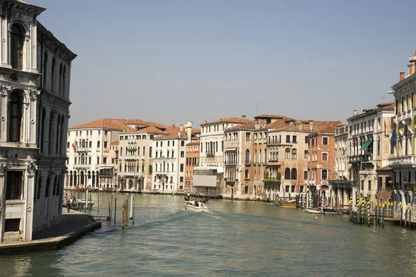 Veduta delle vie di Venezia con gondole. Italia — Foto Stock