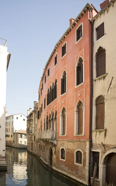 Blick auf die Straßen von Venedig mit Gondeln. Italien — Stockfoto