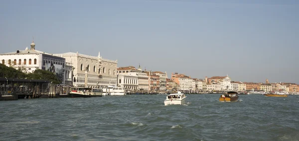 Widok placu piazza San marco z łodzi. Wenecja. Włochy — Zdjęcie stockowe