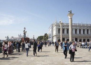 turist yürümek piazza san marco 