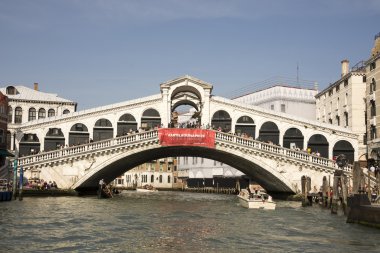 turistler yürüme ile köprü rialto altında yelkenli gemiler