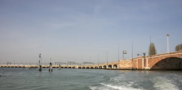 Переглянути на мостах Венеції з катера — стокове фото