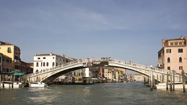 Passeggiata turistica sul ponte Scalzi — Foto Stock