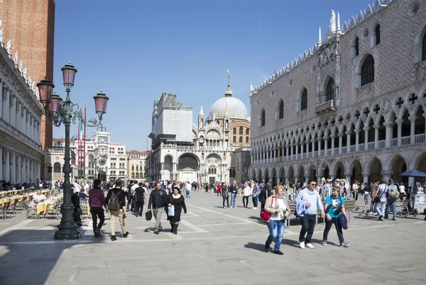 Tourists walk on the Piazza San Marco — Stock Photo, Image
