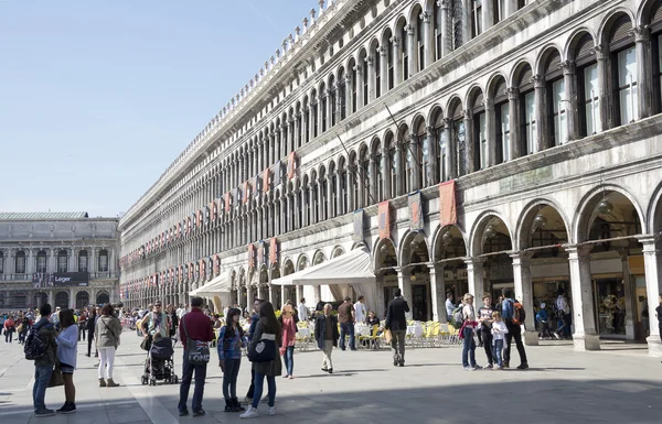 Les touristes marchent sur la Piazza San Marco — Photo