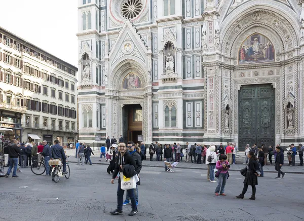 Toeristen een bezoek aan de bezienswaardigheden op de piazza san giovanni en del — Stockfoto