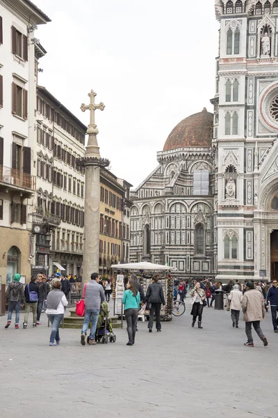 Los turistas que visitan los lugares de interés en la Piazza San Giovanni y del — Foto de Stock