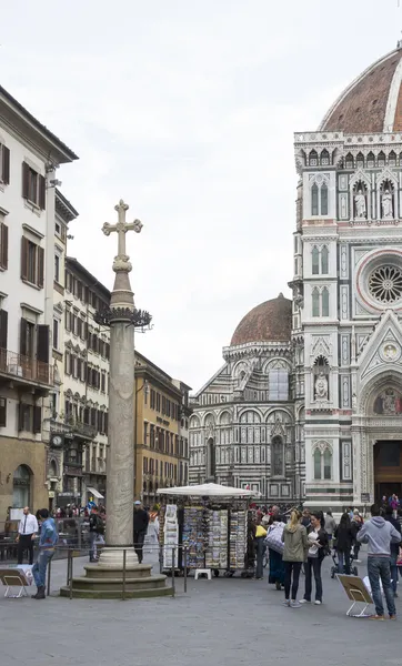 Los turistas que visitan los lugares de interés en la Piazza San Giovanni y del — Foto de Stock