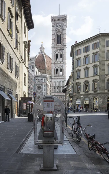 Toeristen een bezoek aan de bezienswaardigheden op de piazza san giovanni en del — Stockfoto