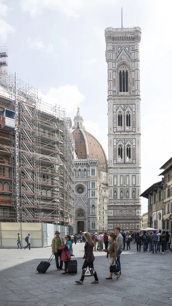 Turystów odwiedzających zabytków na piazza san giovanni i del — Zdjęcie stockowe